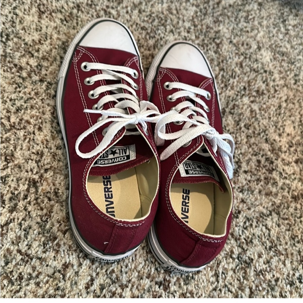 Burgandy converse Men’s size 7 women’s 9